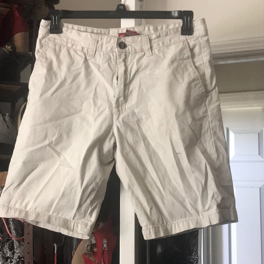 Men’s khaki shorts